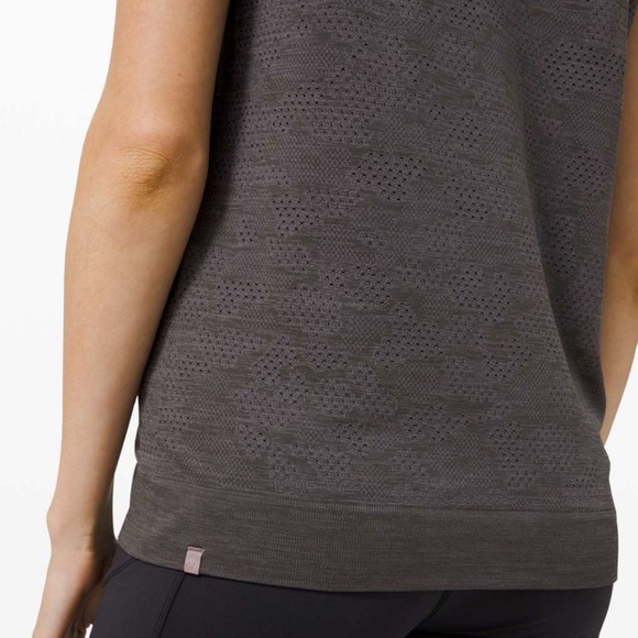 Lululemon Breeze By Muscle Tank, Solar Spots Lunar Rock/Graphite Grey, Size 6 - Picture 2 of 5